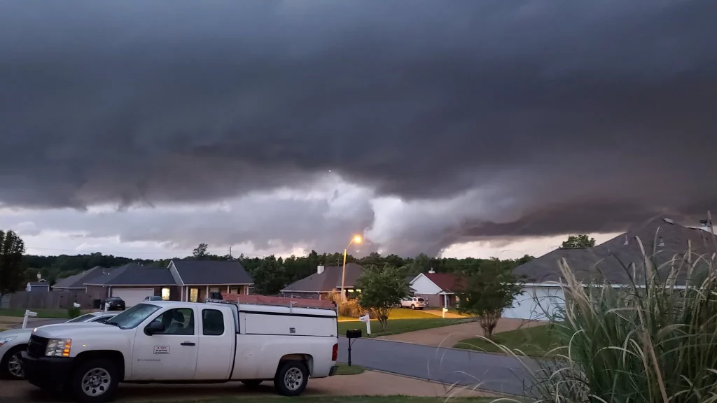 Mississippi Drivers Beware: Torrential Downpours and Thunderstorms Slam I-20 Today