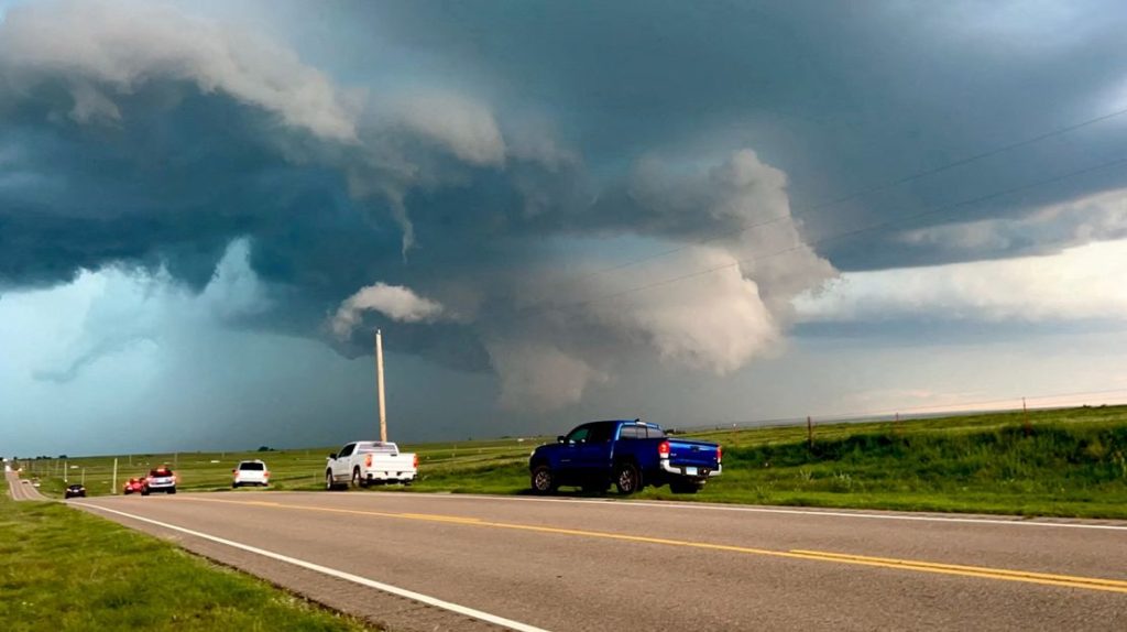 Florida Weekend Weather Update: Scorching Temperatures Followed by Dangerous Storms and Tornado Threats!