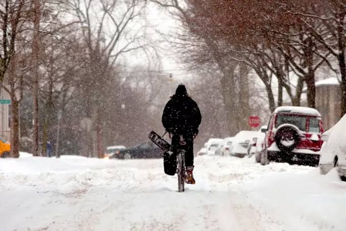 Breaking: Midwest Faces a Weather Double Punch—Snowstorm in the West, Flooding in the East!