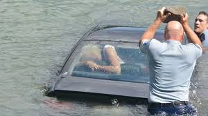 Trapped in the Cold: Dramatic Rescue Saves Woman from Sinking Car